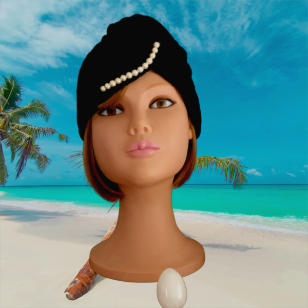 Tricot fait main - Une femme souriante porte un turban gris en cachemire tricoté main avec des perles sur le devant, pour femme