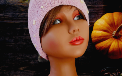 Tricot fait main Un bonnet ouvert unique, tricoté à la main, pour une femme naturelle et élégante  disponible en ligne
