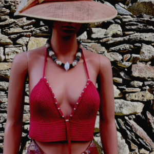 “Croc bikini en crochet fuchsia orné de perles naturelles, fait à la main avec amour. Bretelles nouées au cou et lanière au dos”.