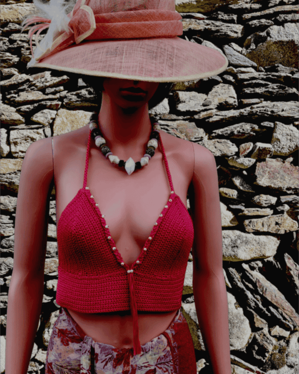 “Croc bikini en crochet fuchsia orné de perles naturelles, fait à la main avec amour. Bretelles nouées au cou et lanière au dos”.
