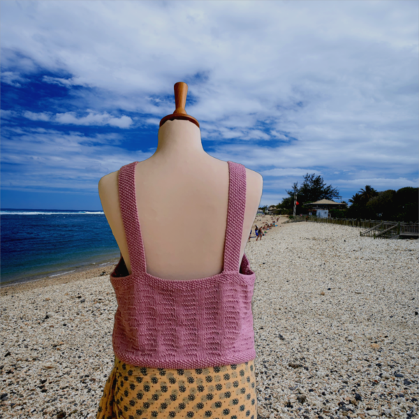 Un top à bretelles tricoté main en Rico Design Luxury Pink Pearl avec des points chenille horizontale et mousse pour les bordures et les bretelles
