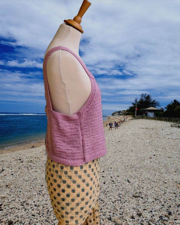 Un top à bretelles tricoté main en Rico Design Luxury Pink Pearl avec des points chenille horizontale et mousse pour les bordures et les bretelles