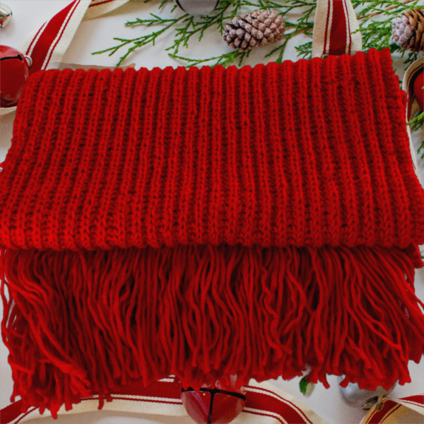 “Rouge éclatant” - Une écharpe tricotée main en mérinos rouge avec des motifs côtes anglaises pour un look éclatant et audacieux.
