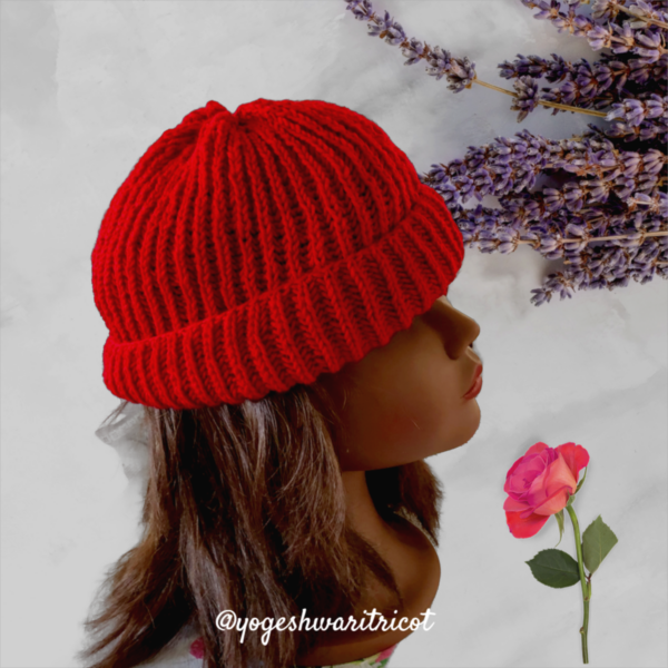 “Rouge éclatant” - Un bonnet tricoté main en mérinos rouge avec des motifs côtes anglaises pour un look éclatant et audacieux.
