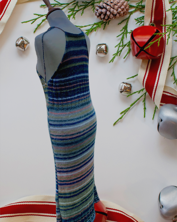 Robe raglan en coton organique multicolore tricotée main avec lien fermé par des perles en bois naturel et épaules dénudées pour un look bohème