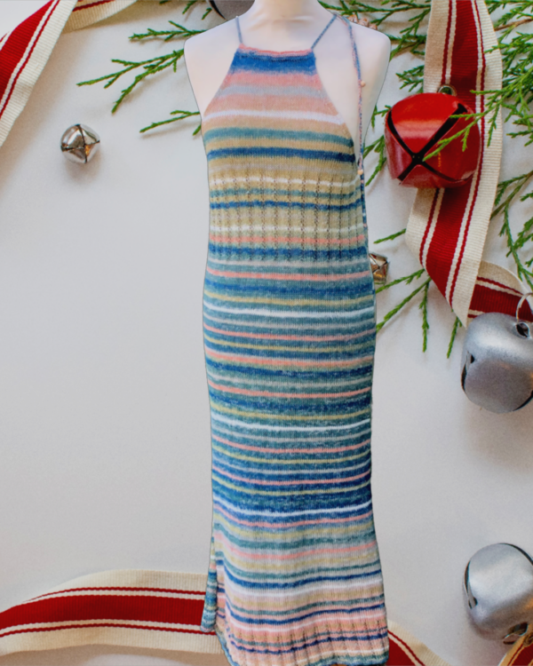 Robe raglan en coton organique multicolore tricotée main avec lien fermé par des perles en bois naturel et épaules dénudées pour un look bohème