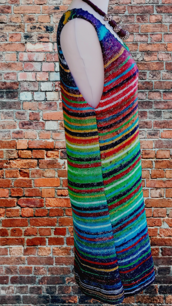 Robe tricotée main en coton multicolore : la robe sans manches artisanale pour les femmes