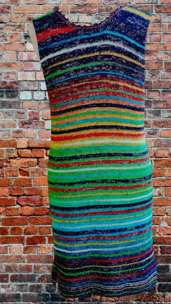 Robe tricotée main en coton multicolore : la robe sans manches artisanale pour les femmes