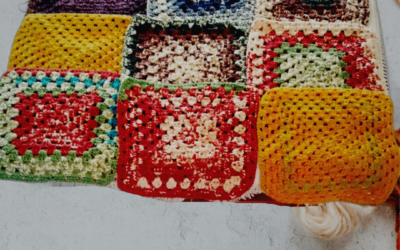 “Des Grannies Squares au Crochet : L’Art Coloré de l’Assemblage”