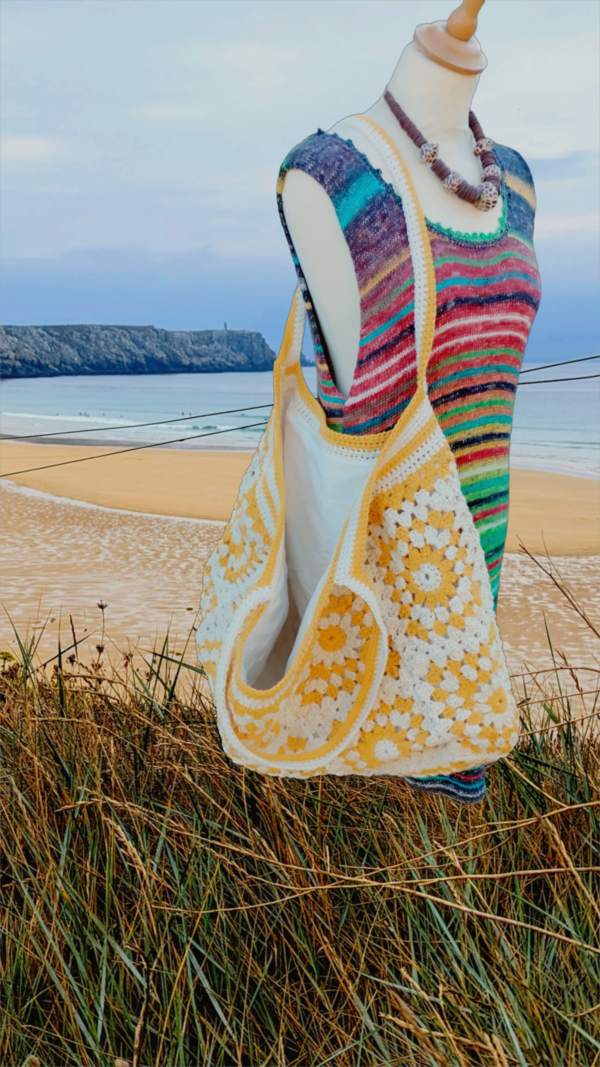 “Sac en granny square avec motifs floraux en coton recyclé.”