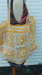 “Sac en granny square avec motifs floraux en coton recyclé.”