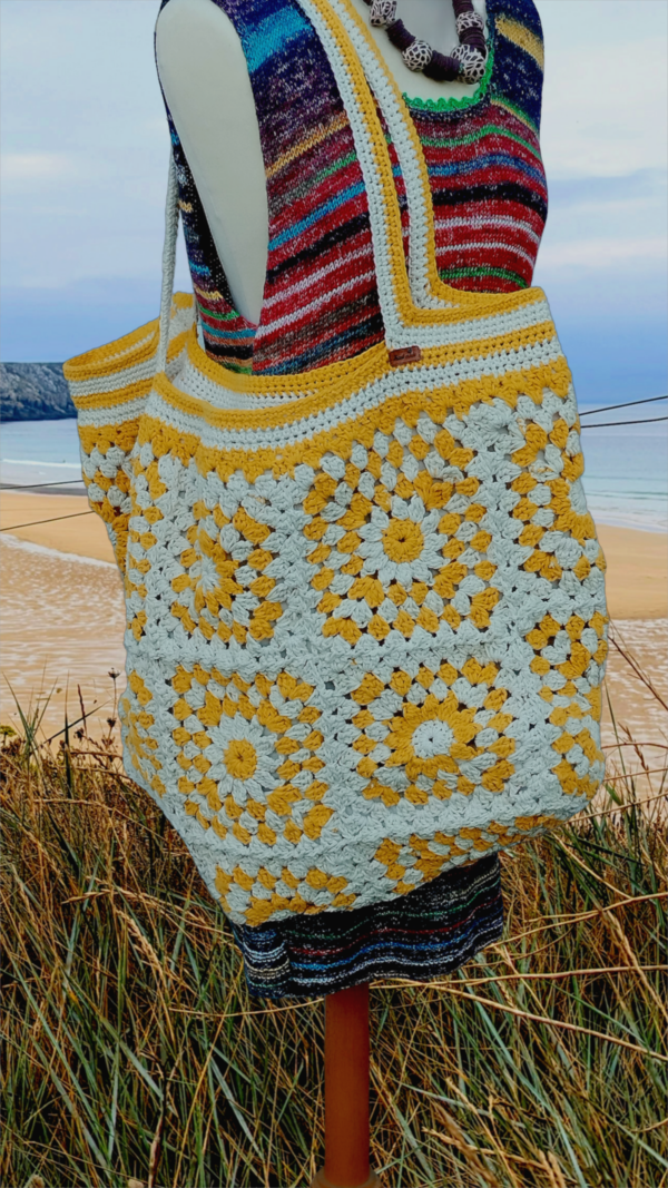 “Sac en granny square avec motifs floraux en coton recyclé.”