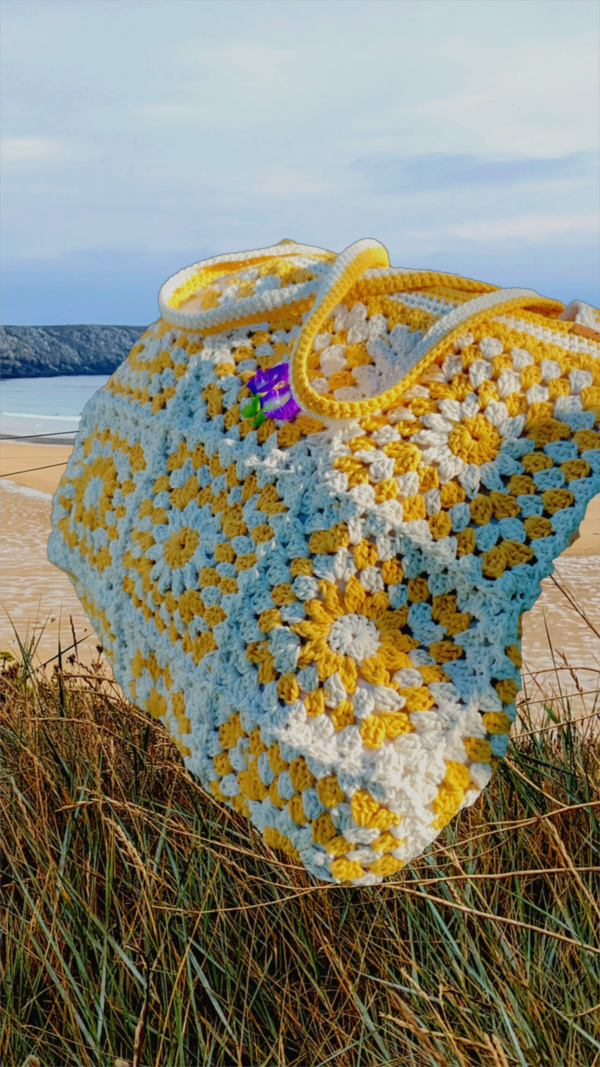 “Sac en granny square avec motifs floraux en coton recyclé.”