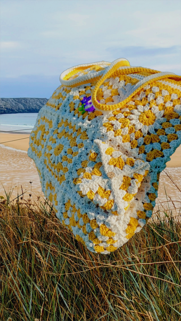 “Sac en granny square avec motifs floraux en coton recyclé.”