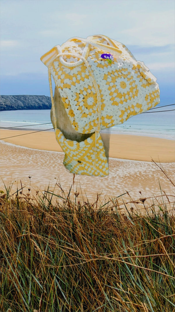 “Sac en granny square avec motifs floraux en coton recyclé.”