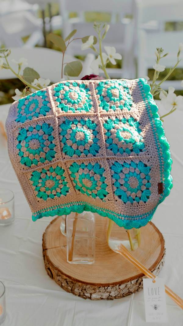 “Tendre Nature - Plaid Bébé en Carrés Granny, crocheté main en coton recyclé, couleurs blanc cassé et vert d’eau.”