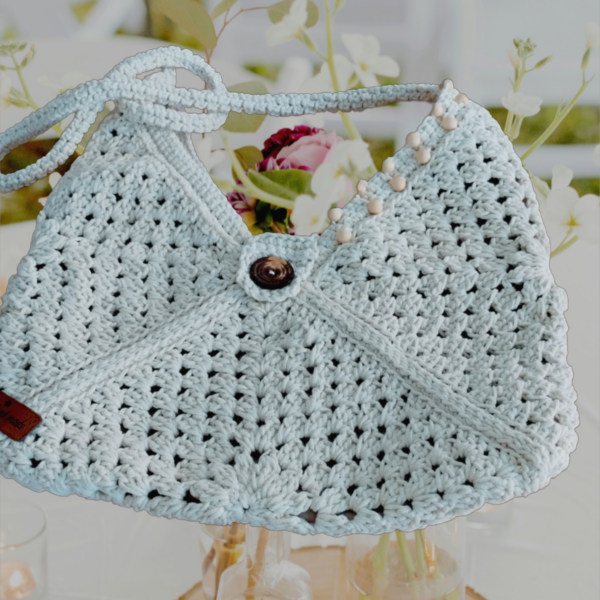 Sac à main en crochet blanc cassé avec perles et bouton en bois, lanière en spirale de 88 cm, doublure intérieure.