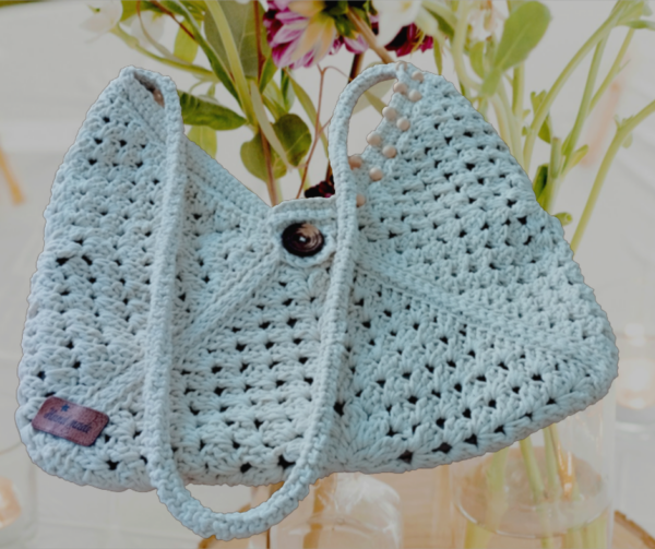 Sac à main en crochet blanc cassé avec perles et bouton en bois, lanière en spirale de 88 cm, doublure intérieure.