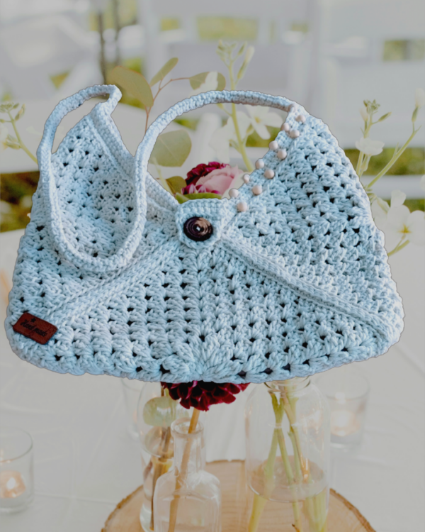 Sac à main en crochet blanc cassé avec perles et bouton en bois, lanière en spirale de 88 cm, doublure intérieure.