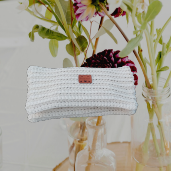 Une pochette élégante en coton recyclé, fait main avec des motifs délicats en blanc cassé