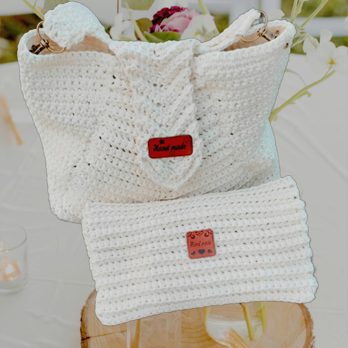 Un sac et une pochette élégante en coton recyclé, fait main avec des motifs délicats en blanc cassé