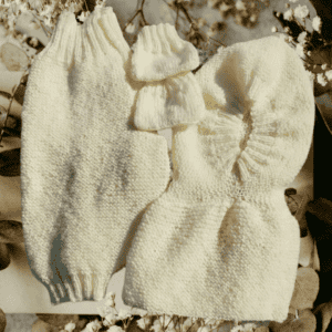 Layette tricotée en baby mérinos jaune poussin, comprenant un pantalon, des chaussettes et une capuche en points mousse et côtes 2X1.