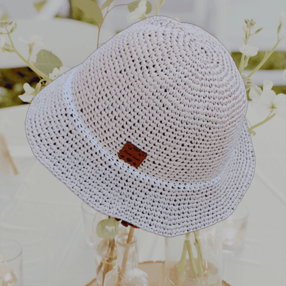 Chapeaux crochetés main en raphia naturel pour hommes, incluant des modèles bob et panama ornés de galons naturels en jute. Idéal pour un look classique et chic en toute occasion.