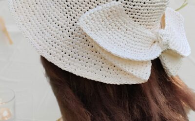 « Élégance et Nature : Chapeau Éclat avec Noeud Crocheté à la Main »