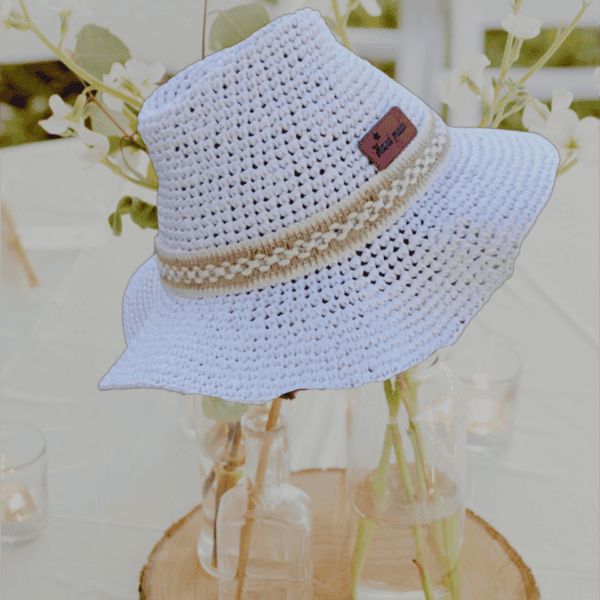 Chapeau Panama crocheté main en raphia naturel pour hommes. Chapeau orné de galons naturels en jute. Idéal pour un look classique et chic en toute occasion.