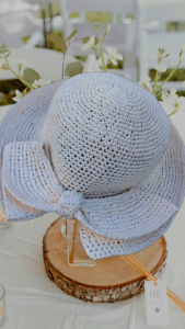 Un chapeau élégant crocheté à la main en raphia 100 % fibres naturelles de bois, idéal pour sublimer vos tenues estivales et apporter une touche glamour en cette période de fête.