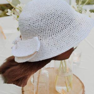 Un chapeau élégant crocheté à la main en raphia 100 % fibres naturelles de bois, idéal pour sublimer vos tenues estivales et apporter une touche glamour en cette période de fête.