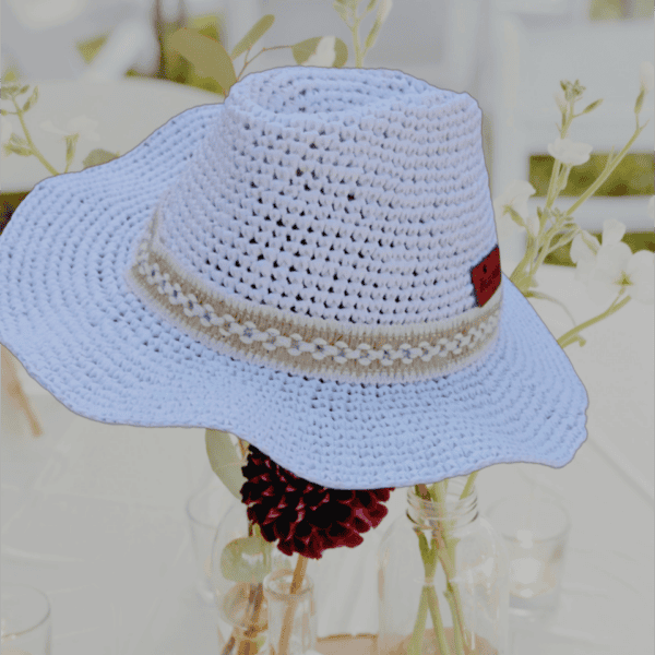 Chapeau Panama crocheté main en raphia naturel pour hommes. Chapeau orné de galons naturels en jute. Idéal pour un look classique et chic en toute occasion.