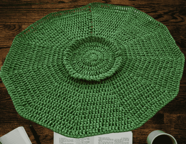 Découvrez l'élégance de notre dessous de verre/sous-tasse rond en raphia anis. Crocheté main avec des brides et une bordure en mailles fantaisie, il apportera une touche naturelle et raffinée à votre table