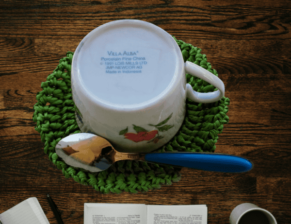 Découvrez l'élégance de notre dessous de verre/sous-tasse rond en raphia anis. Crocheté main avec des brides et une bordure en mailles fantaisie, il apportera une touche naturelle et raffinée à votre table.