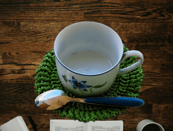 Découvrez l'élégance de notre dessous de verre/sous-tasse rond en raphia anis. Crocheté main avec des brides et une bordure en mailles fantaisie, il apportera une touche naturelle et raffinée à votre table.