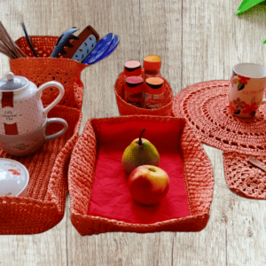 Accessoires de table crochetés à la main en raphia 100 % fibres de bois, apportant une touche d'élégance naturelle à votre intérieur.