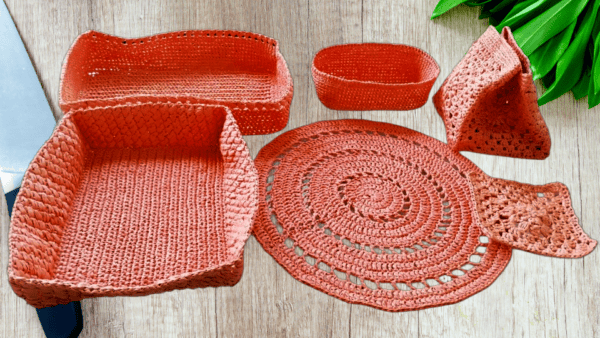 Accessoires de table crochetés à la main en raphia 100 % fibres de bois, apportant une touche d'élégance naturelle à votre intérieur.