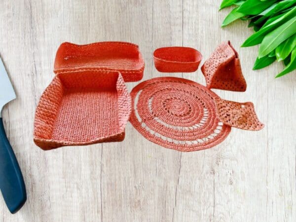 Accessoires de table crochetés à la main en raphia 100 % fibres de bois, apportant une touche d'élégance naturelle à votre intérieur.