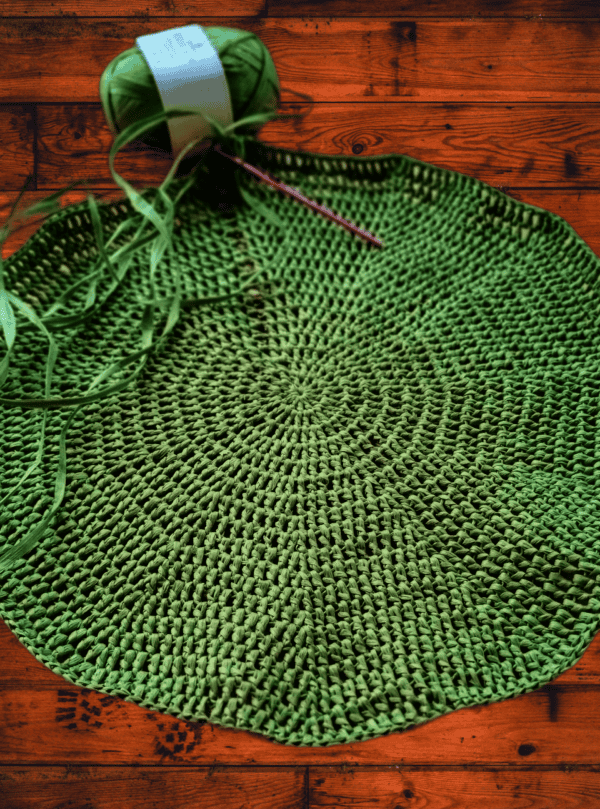 Tutoriel pour créer un set de table rond en raphia au crochet. Un projet facile à réaliser avec des instructions détaillées. Apprenez à crocheter un magnifique set de table en raphia naturel.