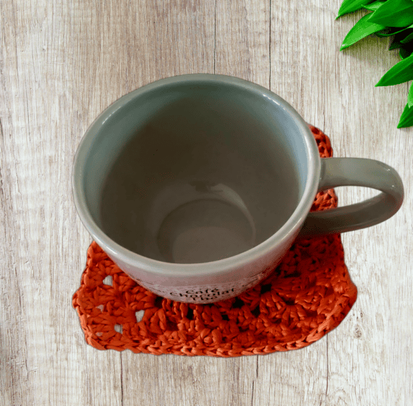 Accessoires de table crochetés à la main en raphia 100 % fibres de bois, apportant une touche d'élégance naturelle à votre intérieur.