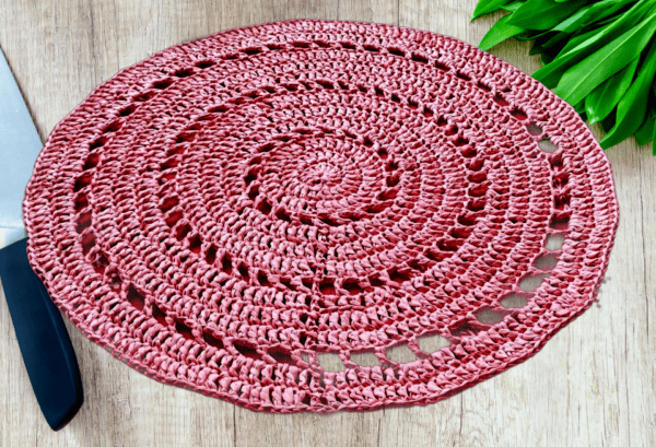 Set de table crocheté en raphia saumon, élégant et naturel