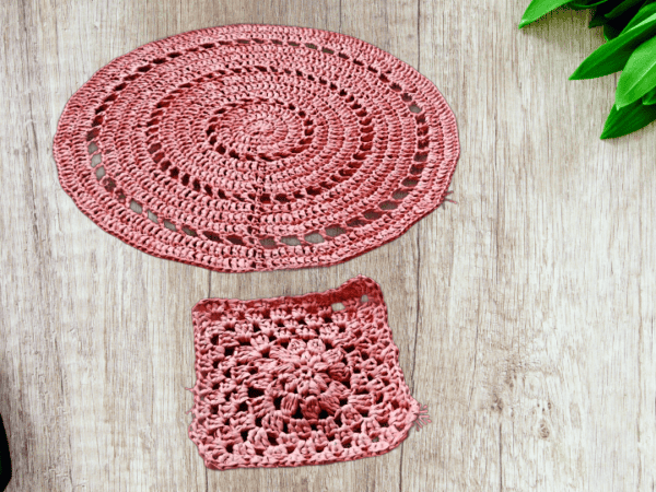 Set de table crocheté en raphia saumon, élégant et naturel.