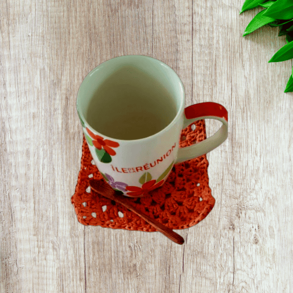 Accessoires de table crochetés à la main en raphia 100 % fibres de bois, apportant une touche d'élégance naturelle à votre intérieur.