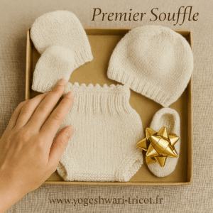 Coffret naissance artisanal “Premier Souffle” comprenant quatre pièces tricotées à la main en laine mérinos, soie et cachemire : bonnet, moufles, chaussons et bloomer, présentés dans une boîte kraft naturelle.