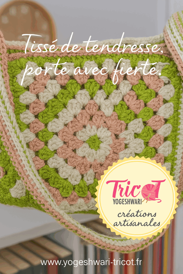 Tissé de tendresse, porté avec fierté. Sac crocheté main en raphia 100% fibres de bois. Doublé, pratique et écoresponsable.