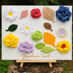Fresque florale au crochet présentée sur un chevalet en bois, composée de fleurs et feuilles colorées réalisées à la main, avec texte doré en haut et signature dorée “Yogeshwari Tricot” en bas.